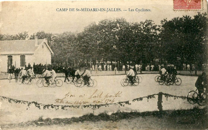 Carte postale ancienne Camp de Saint-Médard - Cyclistes