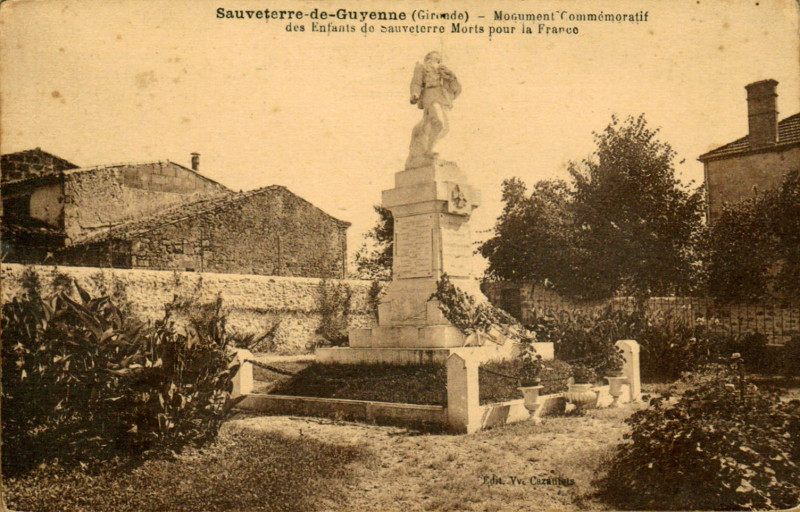 Carte postale ancienne Sauveterre-de-Guyenne - monument aux morts 1