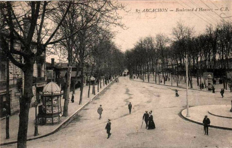 Carte postale ancienne Arcachon - boulevard d'Haussez