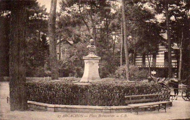 Carte postale ancienne Arcachon - Place Brémontier 2