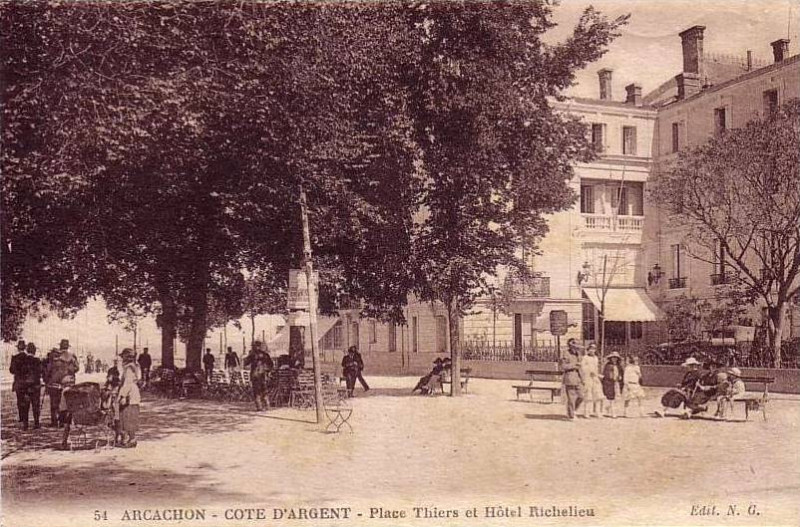 Carte postale ancienne Arcachon - Place Thiers 3