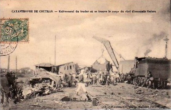 Carte postale ancienne Coutras - accident de chemin de fer