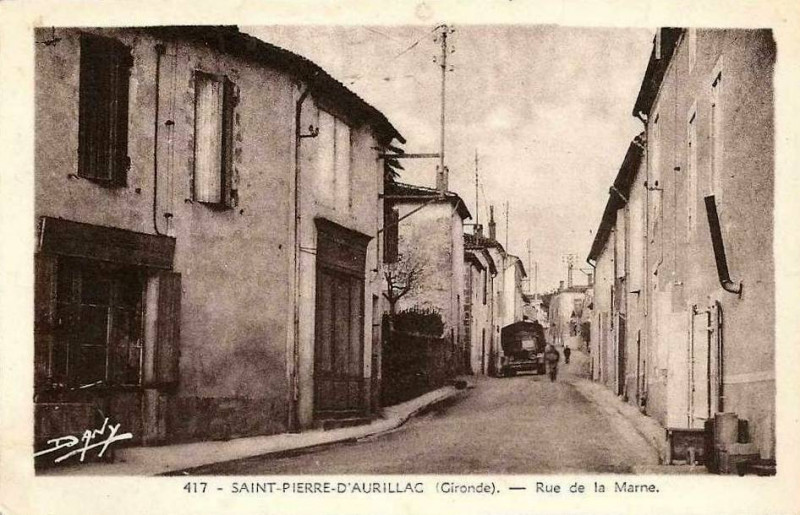Carte postale ancienne Saint-Pierre-d'Aurillac - Rue de la Marne 1