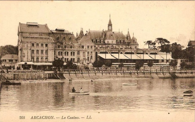 Carte postale ancienne Arcachon - Casino de la plage (côté plage) 2