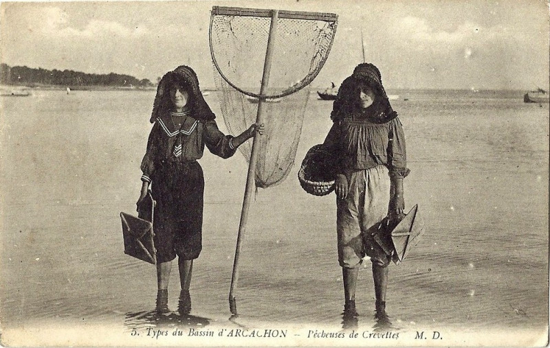 Carte postale ancienne Arcachon - peucheuses de crevettes 1