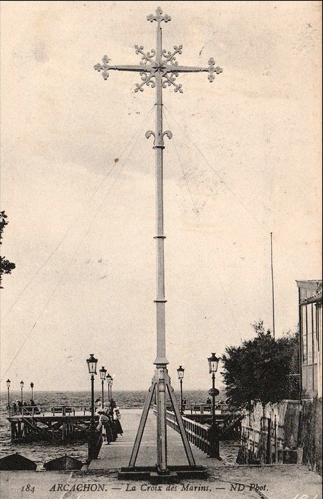 Carte postale ancienne Arcachon - Croix des marins 2