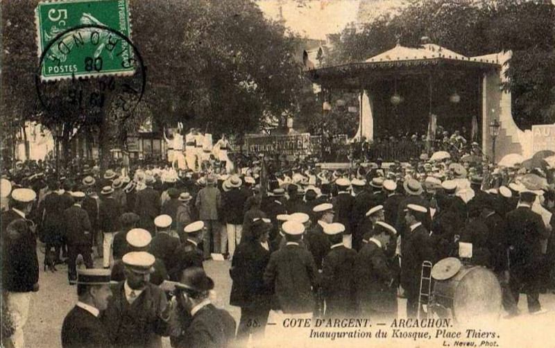 Carte postale ancienne Arcachon - Place Thiers 6