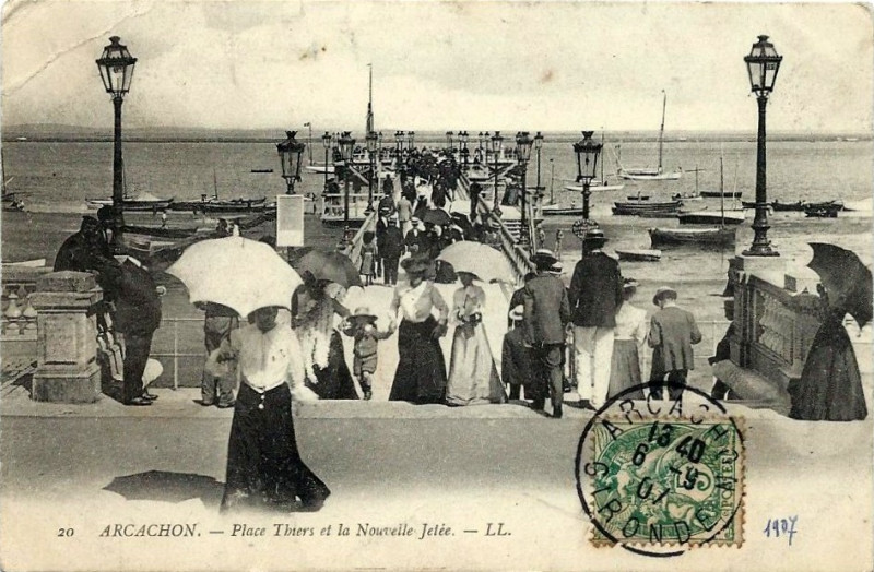 Carte postale ancienne Arcachon - place Thiers et la Jetée 1