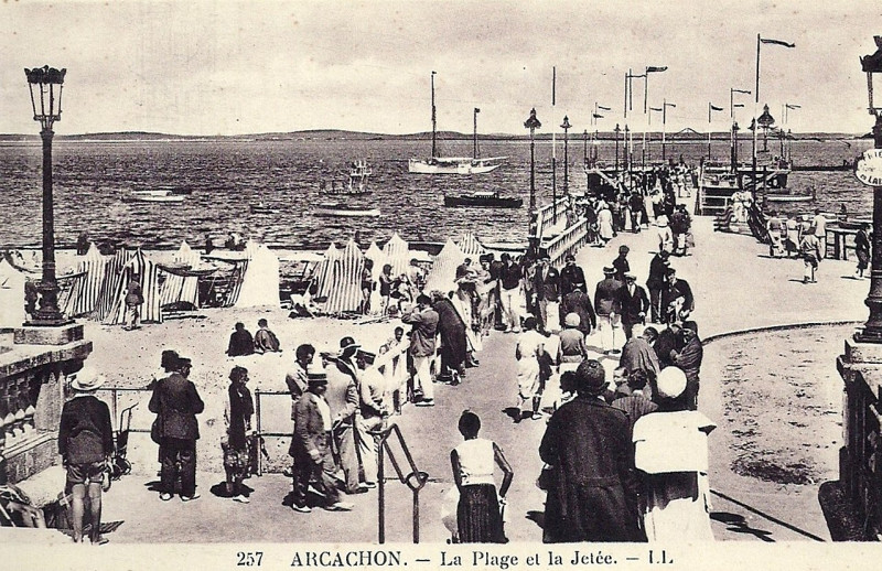 Carte postale ancienne Arcachon - place Thiers et la Jetée 2