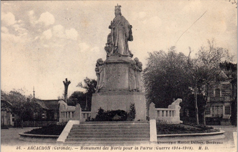Carte postale ancienne Arcachon - monument aux morts (14-18) 1
