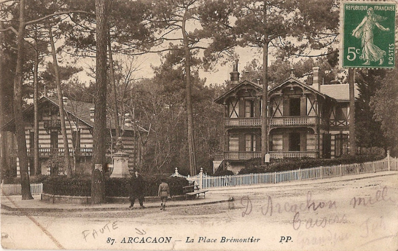 Carte postale ancienne Arcachon - Place Brémontier 1