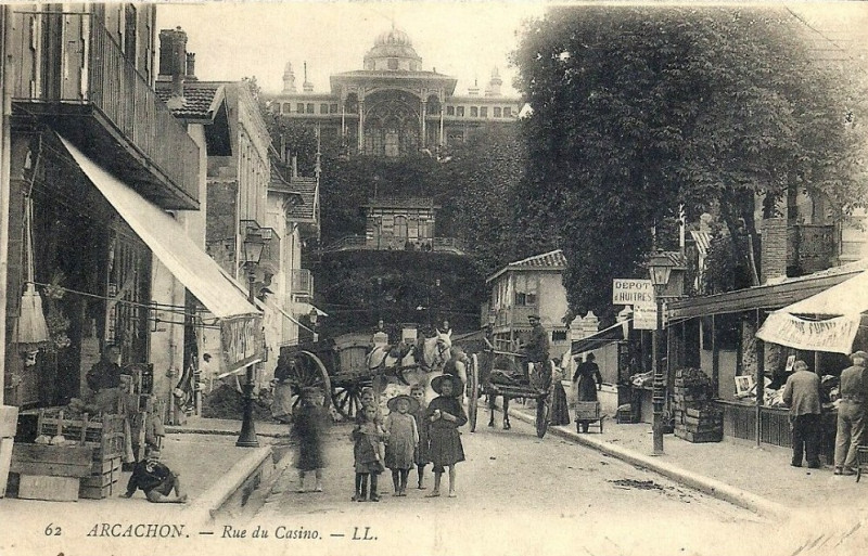 Carte postale ancienne La Rue du Casino à Arcachon