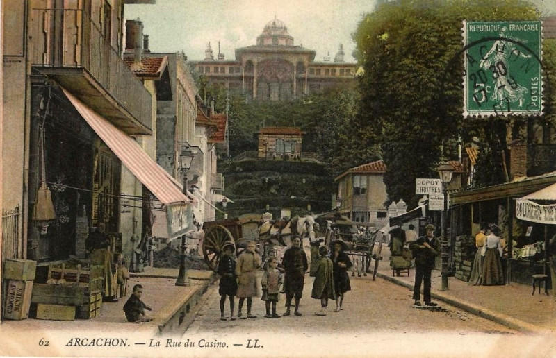 Carte postale ancienne La Rue du Casino à Arcachon