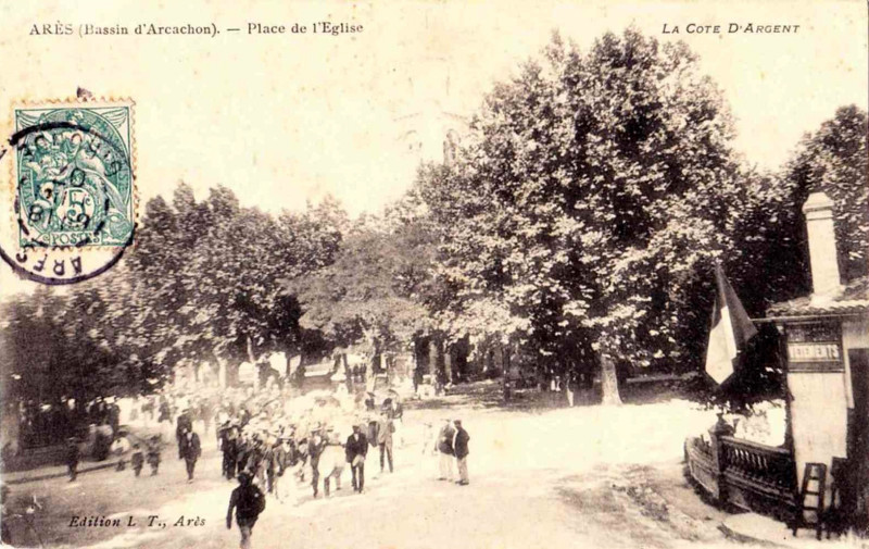 Carte postale ancienne Arès - place de l'église 2