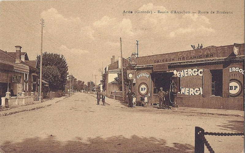 Carte postale ancienne Arès - route de Bordeaux 1