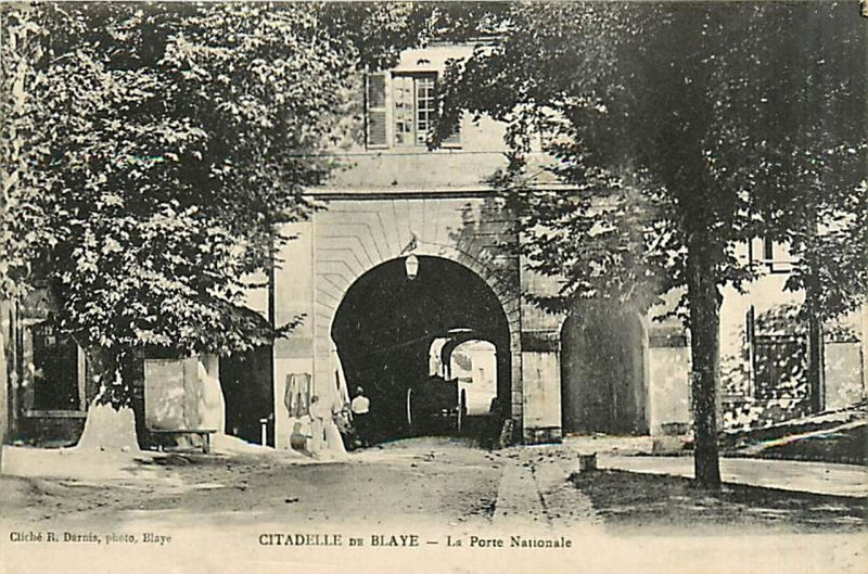 Carte postale ancienne Blaye - La Citadelle - Porte Nationale