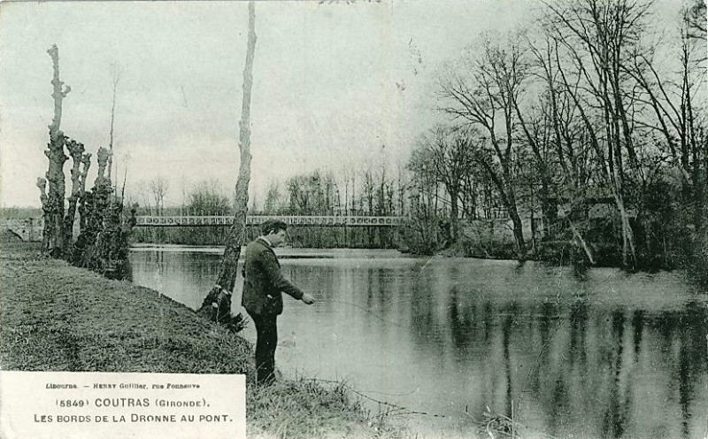 Carte postale ancienne Coutras - La Dronne au pont