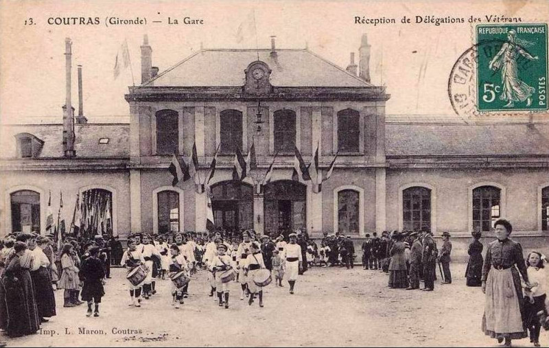 Carte postale ancienne Coutras - Gare fête