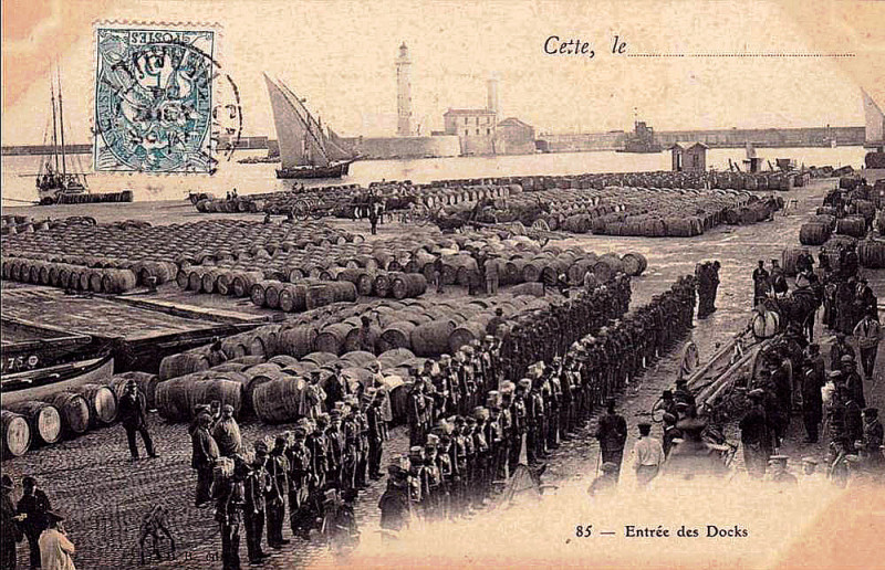 Carte postale ancienne Sète entrée des docks