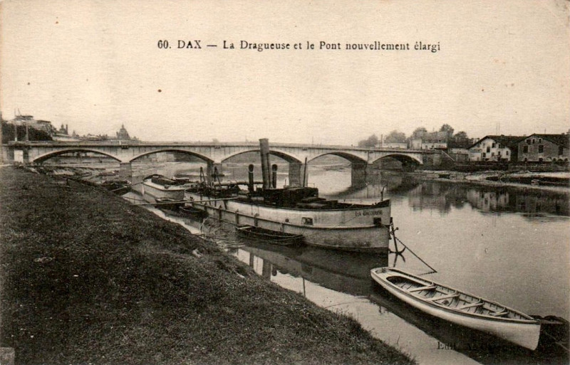 Carte postale ancienne Dax - La Dragueuse et le pont