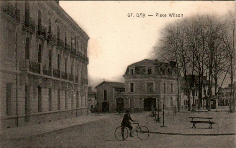 Carte postale ancienne Dax - Place Wilson