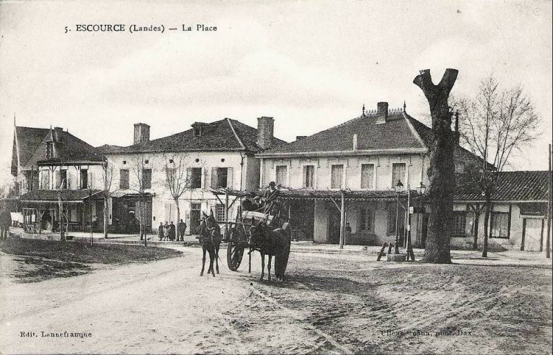 Carte postale ancienne Escource - La Place 2
