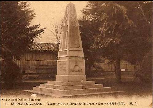 Carte postale ancienne Escource - Monument aux morts 1