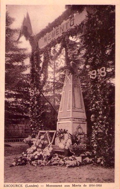 Carte postale ancienne Escource - Monument aux morts 2