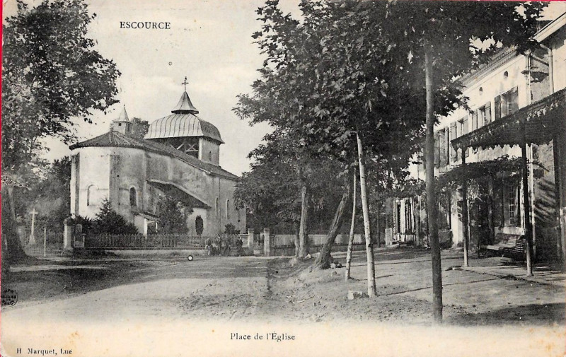 Carte postale ancienne Escource - Place de l'église 1