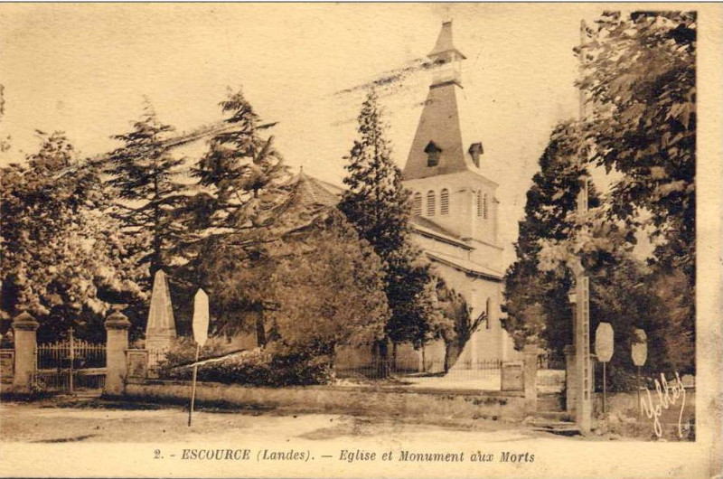 Carte postale ancienne Escource - église et Monument aux morts