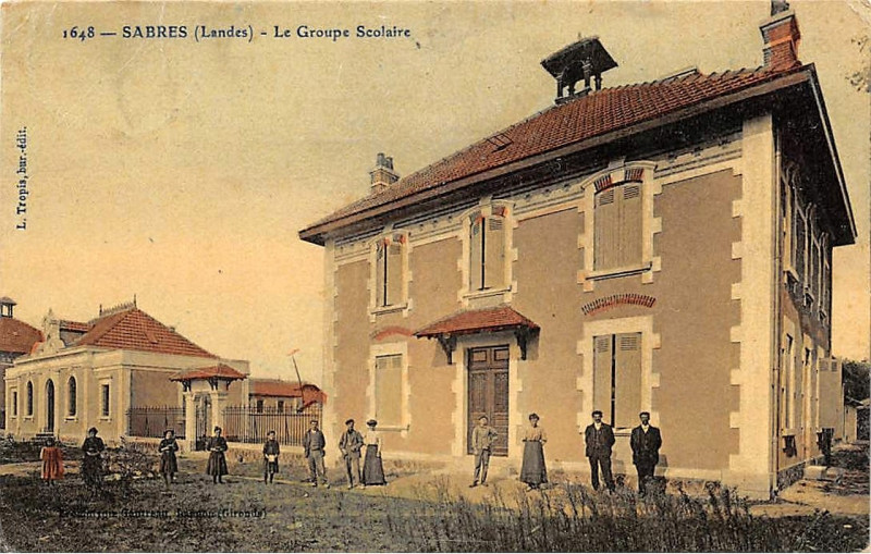 Carte postale ancienne Sabres - Groupe scolaire