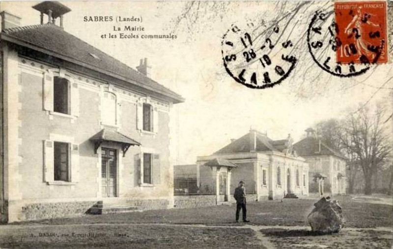 Carte postale ancienne Sabres - Mairie et Ecoles