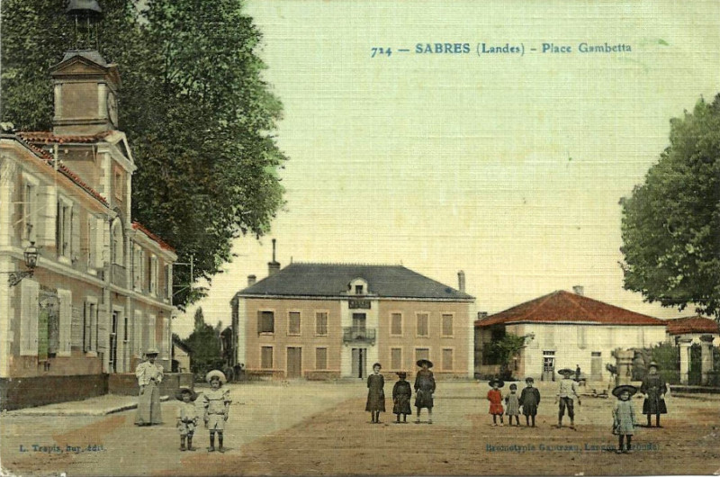 Carte postale ancienne Sabres - Place Gambetta 1a