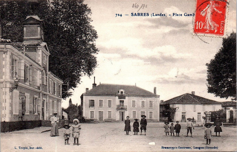 Carte postale ancienne Sabres - Place Gambetta 1b