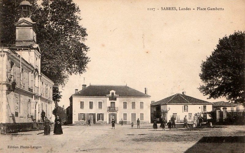 Carte postale ancienne Sabres - Place Gambetta 1c