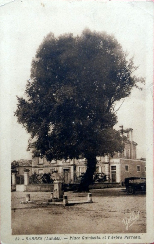 Carte postale ancienne Sabres - Place Gambetta 3