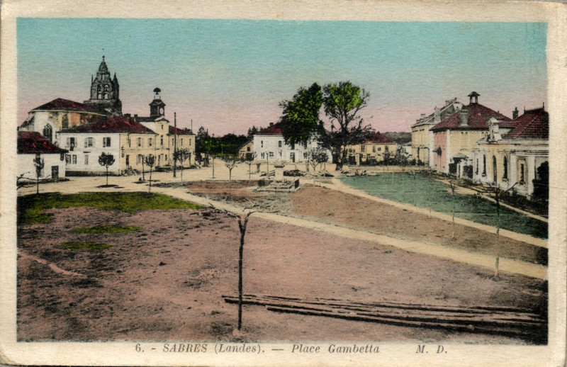 Carte postale ancienne Sabres - Place Gambetta 4