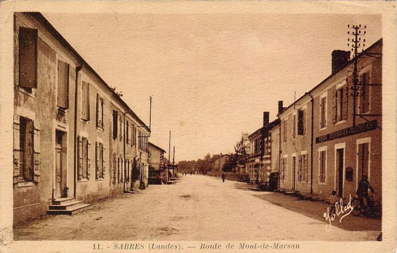 Carte postale ancienne Sabres - Route de Mont-de-Marsan