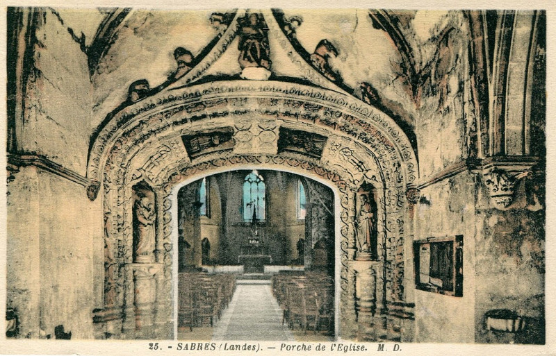 Carte postale ancienne Sabres - église - portail 2