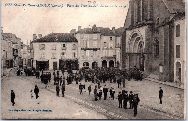 Carte postale ancienne Sortie de messe à Saint-Sever-sur-Adour