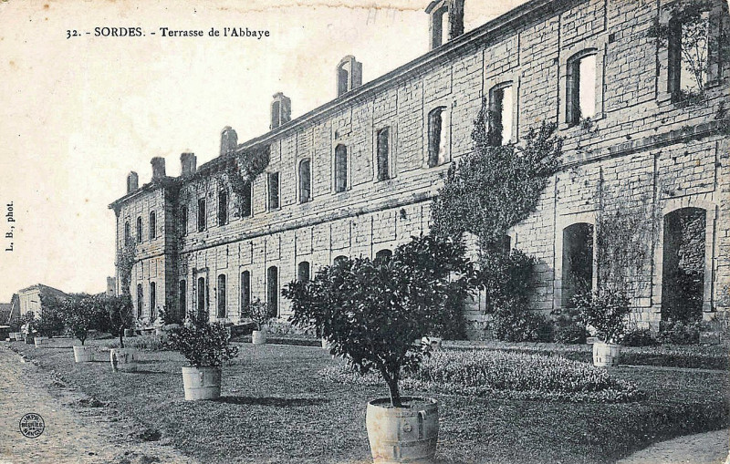 Carte postale ancienne Sorde-l'Abbaye - Terrasse du Monastère 8