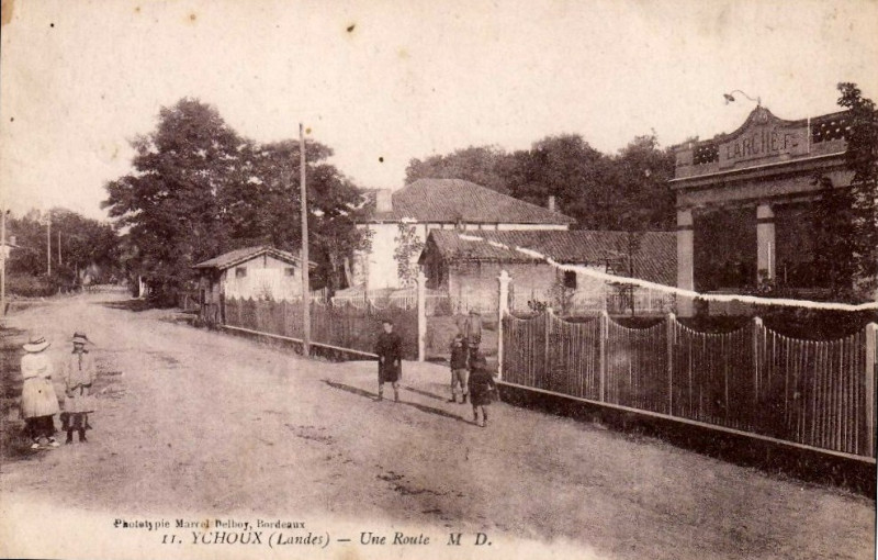 Carte postale ancienne Ychoux - Bourg 1