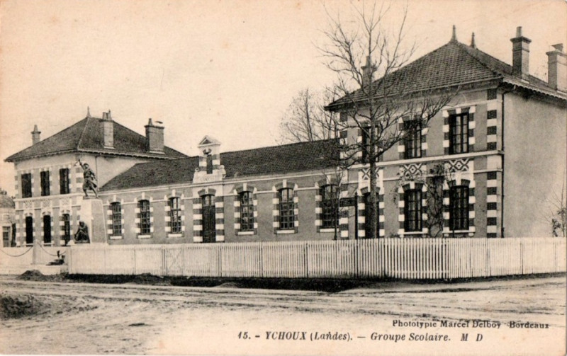 Carte postale ancienne Ychoux - Groupe scolaire 1