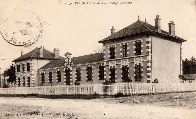 Carte postale ancienne Ychoux - Groupe scolaire 2