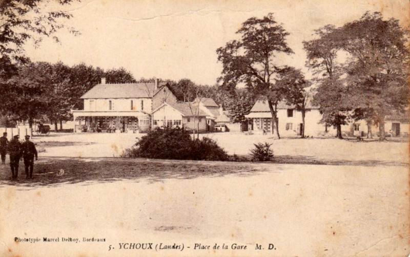 Carte postale ancienne Ychoux - Place de la Gare
