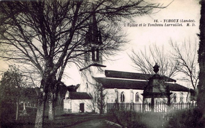 Carte postale ancienne Ychoux - église et tombeau Larraillet