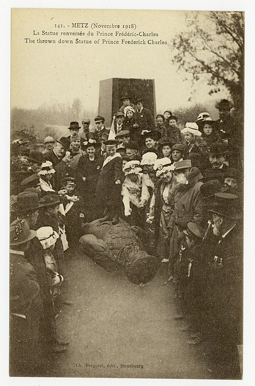 Carte postale ancienne Metz (Novembre 1918) - la Statue renversée du Prince Frédéric-Charles. The thrown down Statue of Pri P-Fg-Cp-00924