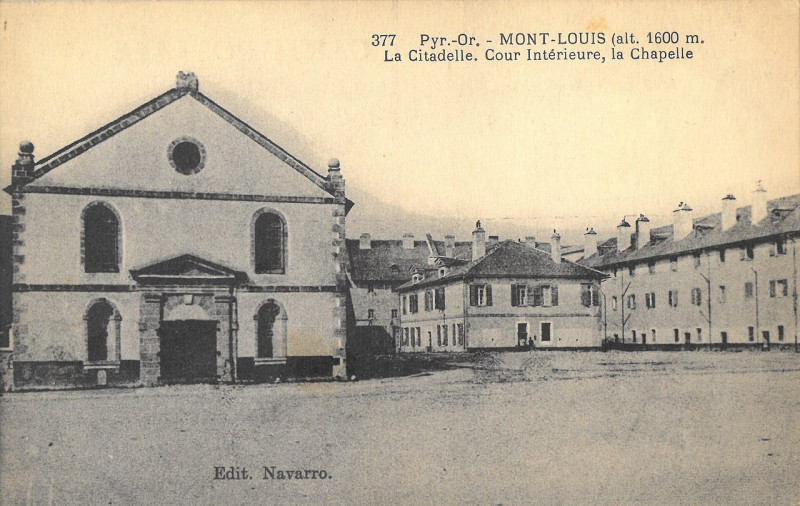 Carte postale ancienne Mont-Louis - Cour interieure