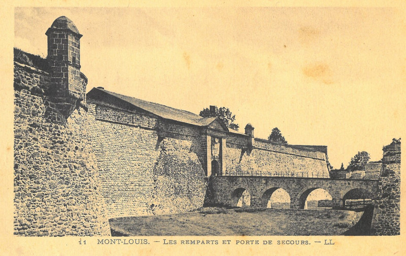 Carte postale ancienne Mont-Louis - Remparts