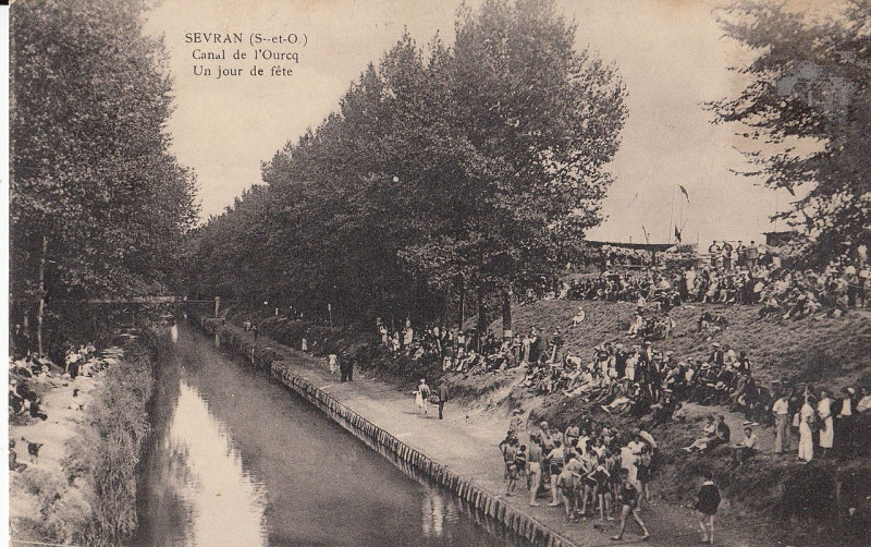 Carte postale ancienne Baignade canal 2